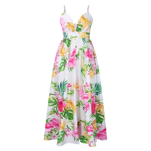 Dettaglio del vestito lungo bianco con scollo a V e stampe floreali tropicali