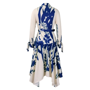 Vue détaillée de la robe élégante à imprimé floral bleu avec col à revers et ceinture