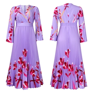 Dettagli del vestito lungo plissettato con scollo a V e stampa floreale viola