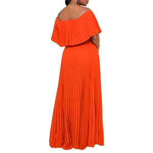 Detail des eleganten orangefarbenen schulterfreien Plisseekleids mit Rüschendetails