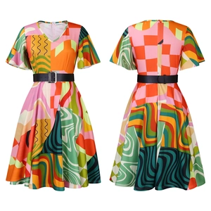 Vue détaillée de la robe à col en V avec motifs géométriques et ceinture assortie