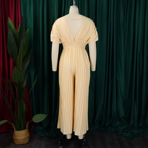 Détail de la combinaison plissée jaune pâle avec col en V profond et taille élastique