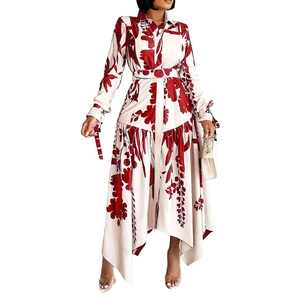 Détail de l'imprimé floral rouge sur robe chemise crème à manches longues et ourlet asymétrique