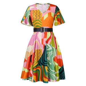 Détail de robe imprimée géométrique à col en V avec ceinture à boucle noire ajustable