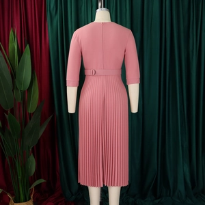 Vue arrière d'une robe plissée rose avec ceinture et détail de jupe élégante midi