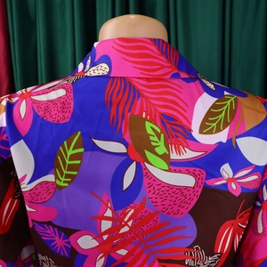 Gros plan détaillé de l'imprimé floral tropical sur le col en satin de la chemise