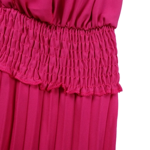 Détail de la taille smockée fuchsia et du tissu plissé élégant de la combinaison