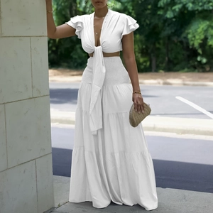 Détails de l'ensemble deux pièces blanc avec top à nouer et jupe étagée à taille haute froncée