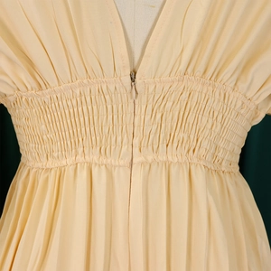 Détail de la combinaison beige à col en V avec taille élastique et zip discret