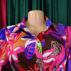 Gros plan détaillé de l'imprimé floral tropical coloré et du tissu léger de la chemise
