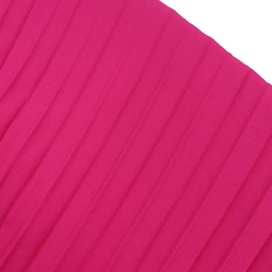 Détails de haute densité des plis accordéon sur le tissu d'une combinaison magenta