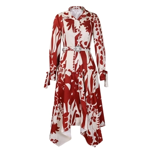 Détail d'une robe chemise fleurie avec col à revers et ceinture à la taille