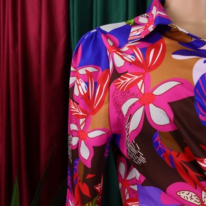 Gros plan d'une chemise fleurie à manches longues avec imprimé rose et bleu et épaule bouffante