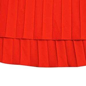Detailansicht der doppelt gefalteten roten Stoffstruktur und feinen Saumnähte am Kleid