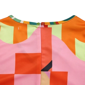 Vue détaillée du col rond et de la fermeture éclair invisible sur cette robe imprimée