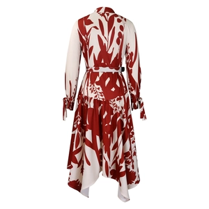 Vue arrière d'une robe à manches longues avec imprimé tropical rouge et blanc élégant
