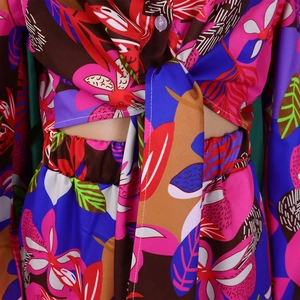Vue détaillée d'une chemise à imprimé floral avec nœud frontal et découpe à la taille