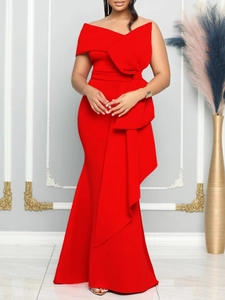 Elegante abito da sera a sirena rosso senza spalline con grande fiocco in vita
