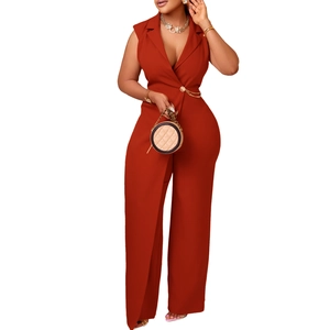 Detail eines ärmellosen Jumpsuits in Ziegelrot mit Reverskragen und goldener Kette