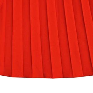 Detaillierte Makroansicht von hochwertigem, hellrotem vertikalem Plissee-Stoff für ein Maxikleid