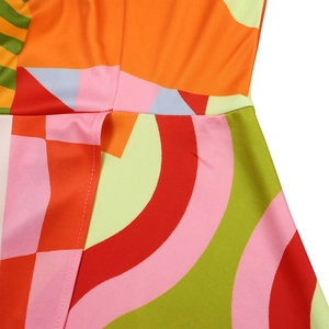 Gros plan d'un imprimé géométrique vibrant sur tissu en polyester avec couture de taille