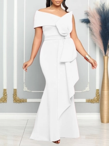 Elegante abito da sera a sirena bianco con spalle scoperte e fiocco in vita