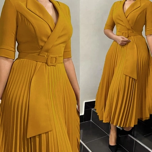 Détail de la robe midi plissée jaune moutarde avec col à revers et ceinture à la taille