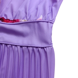 Dettaglio di un abito a pieghe lavanda con fascia liscia in vita e pieghe fini