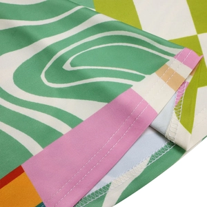 Détails de l'ourlet en tissu à imprimé géométrique vif et finitions de couture expertes