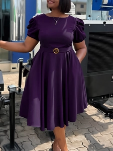 Robe ligne A violet foncé élégante avec manches bouffantes et taille ceinturée