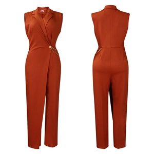 Details des eleganten orangefarbenen Jumpsuits mit Kettengürtel und stilvollem Reverskragen