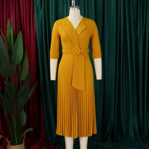 Détail d'une robe midi jaune vif avec jupe plissée et ceinture assortie à la taille