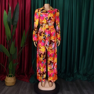 Détail de chemise à imprimé floral vibrant et pantalon large taille haute assorti
