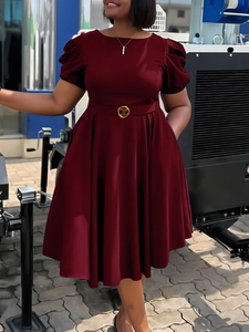 Robe midi trapèze bordeaux élégante avec manches bouffantes et ceinture dorée