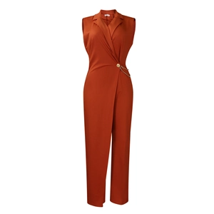 Detail eines ärmellosen Overalls in Orange mit Revers und goldener Taillenkette