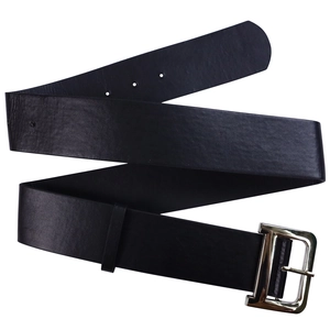 Détail d'une ceinture en cuir noir avec une boucle à ardillon en métal argenté poli