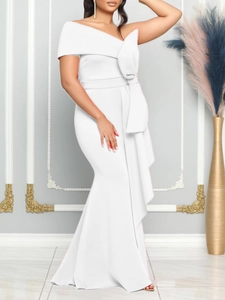 Elegante abito da sera bianco a spalle scoperte con grande fiocco e orlo a sirena