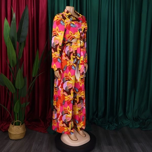 Détail de l'imprimé floral tropical sur l'ensemble chemise à manches longues et pantalon