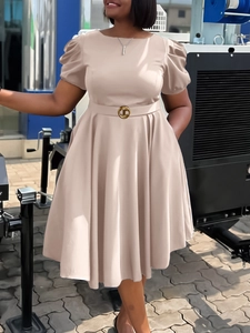 Robe mi-longue évasée beige élégante avec manches bouffantes et ceinture
