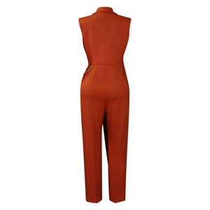 Detailansicht der Rückennaht und der dekorativen Metallkette am ziegelroten Jumpsuit