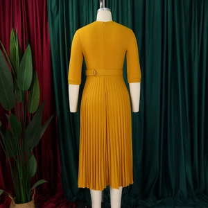 Vue arrière d'une robe midi plissée jaune gingembre avec ceinture et manches au coude