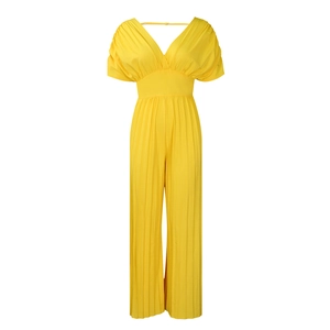 Détail d'une combinaison jaune à col en V avec texture plissée et taille haute marquée