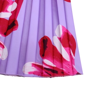 Dettaglio ravvicinato di tessuto a pieghe color lavanda con stampa floreale rosa e cuciture