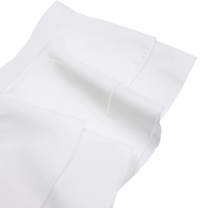 Détail de volants blancs multicouches avec texture sergée et coutures de précision