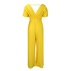 Détail du tissu plissé jaune sur cette combinaison à col en V et taille haute