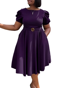 Robe ligne A violette élégante avec col rond, manches bouffantes et ceinture à boucle