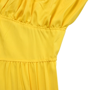 Vue détaillée du tissu plissé jaune à la taille avec fronces et coutures précises