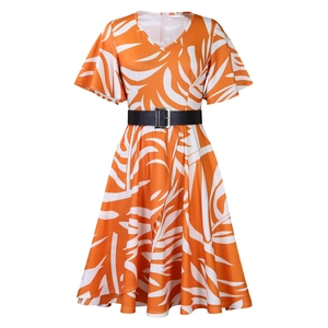 Détail de robe midi imprimée avec col en V et ceinture noire à boucle métallique
