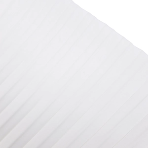 Détail du tissu plissé blanc montrant la texture fine et les plis verticaux nets