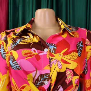 Détail de l'imprimé floral tropical sur une chemise à manches longues avec boutons